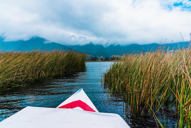 Lago e montagne di Cocha a Nario, Colombia