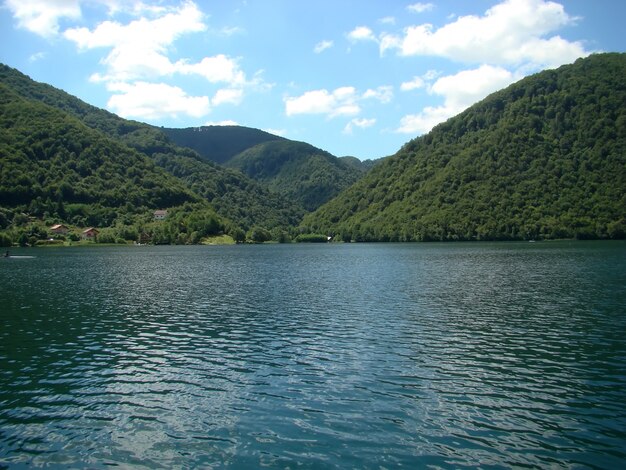 Lago e montagne in Bosnia-Erzegovina.