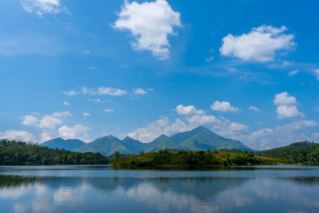 Lago e paesaggio montano