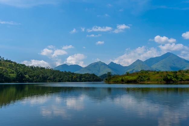 Lago e paesaggio montano