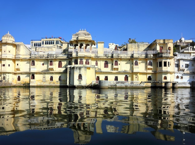 Lago e palazzi a Udaipur India