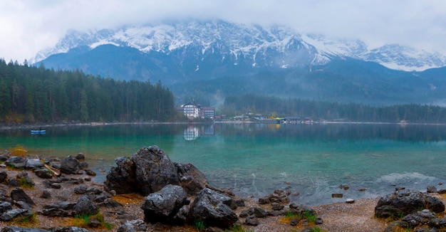 Lago Eibsee con la catena montuosa di Zugspitze