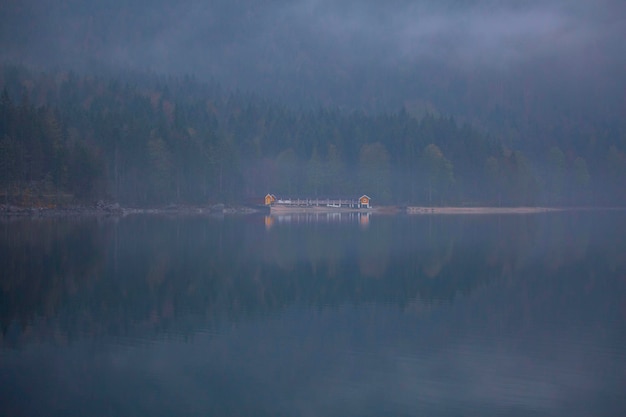 Lago Eibsee con la catena montuosa di Zugspitze