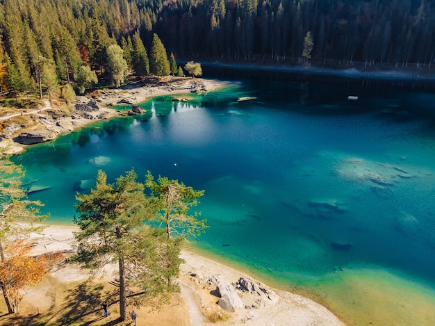 Lago Flims in Svizzera drone aeree, montagne alpine, soleggiato