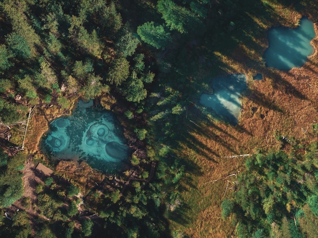 Lago geyser con sorgenti termali