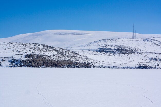 Lago ghiacciato con rocce in inverno. Kars - Turchia