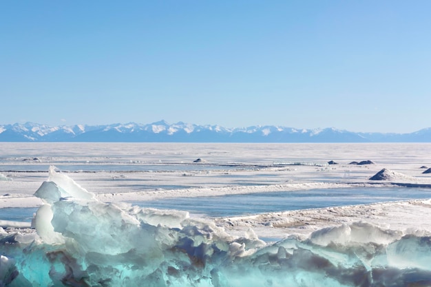 Lago ghiacciato e montagne innevate paesaggio invernale