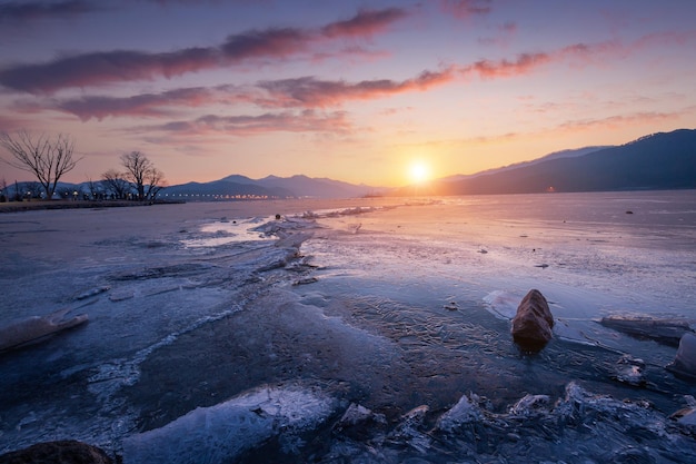 Lago ghiacciato in Corea del Sud in inverno all'alba e grandi alberi sullo sfondo a Dumulmeori Yangpyeong Corea del Sud