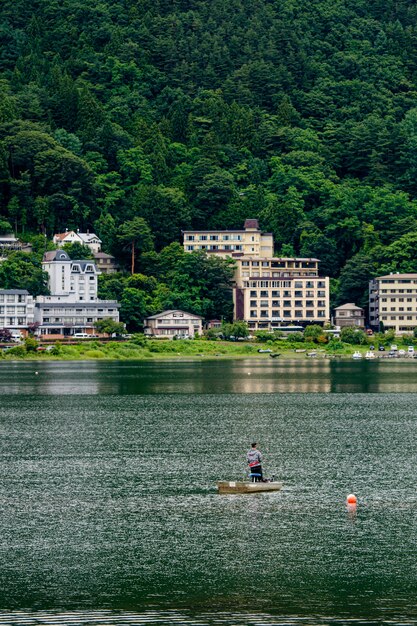 Lago giapponese vicino Monte Fuji con pescatore