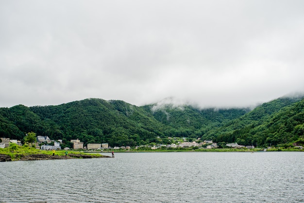 Lago giapponese vicino Monte Fuji con pescatore