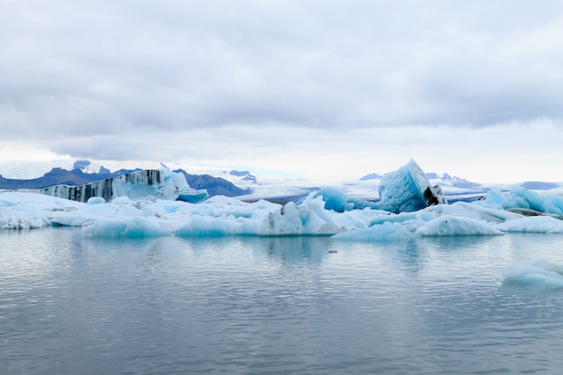 Lago glaciale di Jokulsarlon, Islanda. Iceberg che galleggiano sull'acqua. Paesaggio islandese