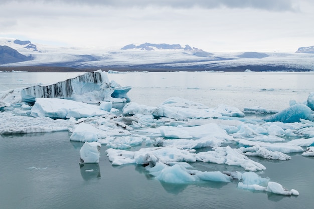 Lago glaciale di Jokulsarlon, Islanda. Iceberg che galleggiano sull'acqua