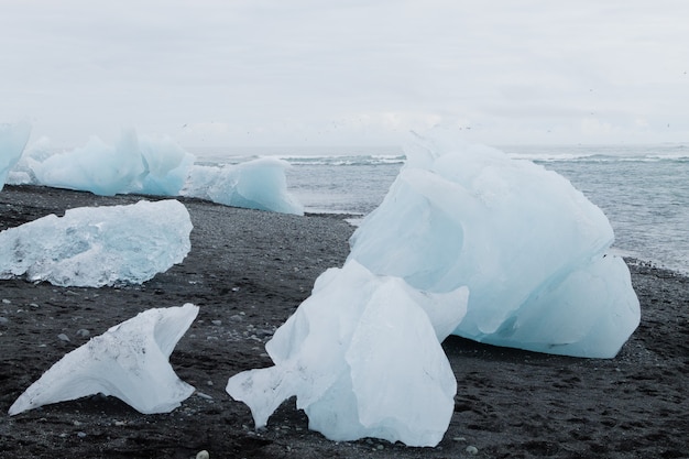 Lago glaciale di Jokulsarlon, Islanda. Iceberg che galleggiano sull'acqua