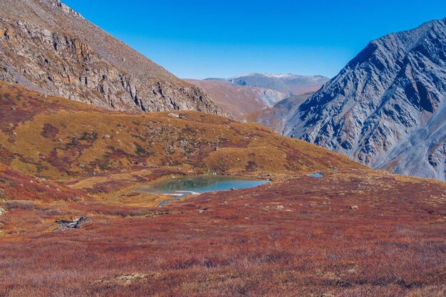 Lago glaciale di montagna Pittoresca posizione nascosta tra le montagne Vacanze in stile all'aperto Viaggi avventurosi nella fauna selvatica senza persone Paesaggio della valle della montagna stock photo