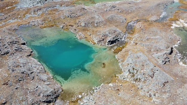 Lago glaciale di montagna Pittoresca posizione nascosta tra le montagne Vacanze in stile all'aperto Viaggi avventurosi nella fauna selvatica senza persone Vista aerea del paesaggio della valle della montagna stock foto