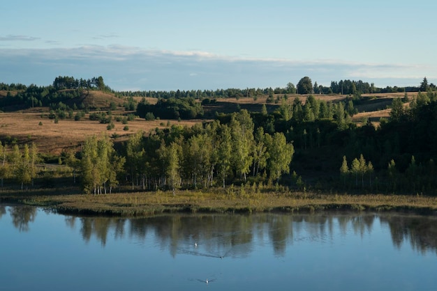 Lago Gorodishchenskoe nella valle di Malskaya in una mattina d'estate Izborsk Pechersk Pskov regione Russia