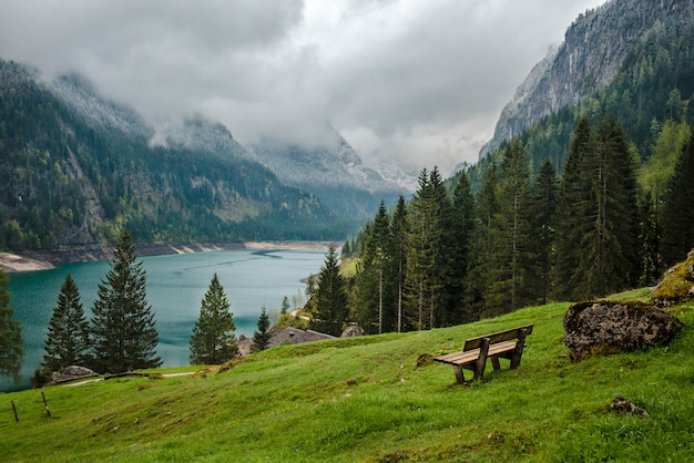 Lago Gosau montagne nelle alpi dell'Austria