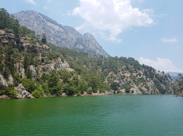 Lago Green Canyon in Turchia Fiume di montagna Vista sulle montagne