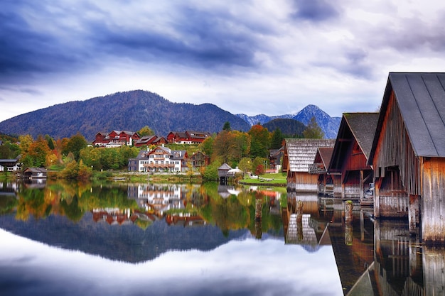 Lago Grundlsee nelle montagne delle Alpi