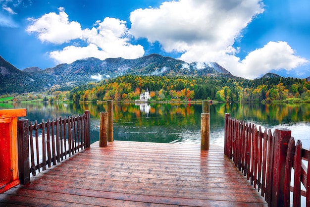 Lago Grundlsee nelle montagne delle Alpi