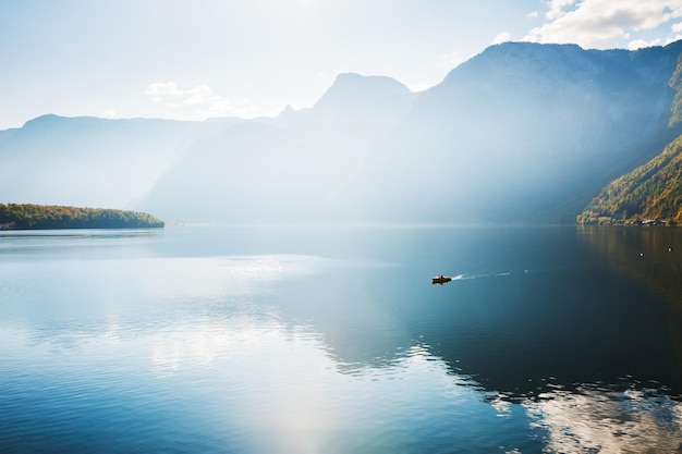 Lago Hallstatter nelle Alpi austriache all'alba. Bellissimo paesaggio autunnale