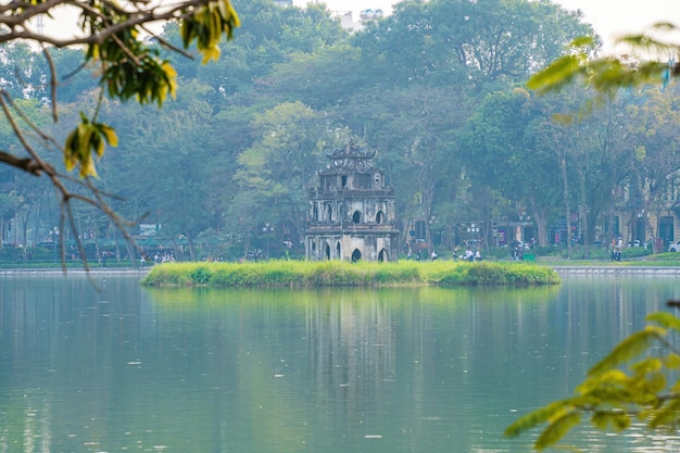 Lago Hoan Kiem Ho Guom o lago Sword nel centro di Hanoi nella nebbia del mattino Il lago Hoan Kiem è un famoso luogo turistico di Hanoi Concetto di viaggio e paesaggio Focus selettivo