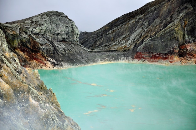 lago in cima al vulcano ijen di kawah, Indonesia