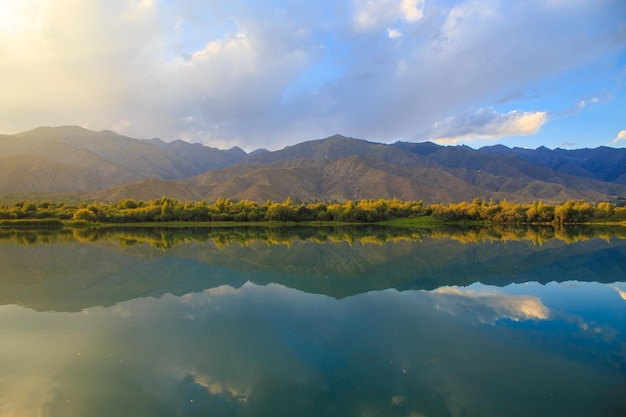 Lago in montagna Bella natura riflesso di nuvole e montagne in acqua blu Kirghizistan Lago IssykKul