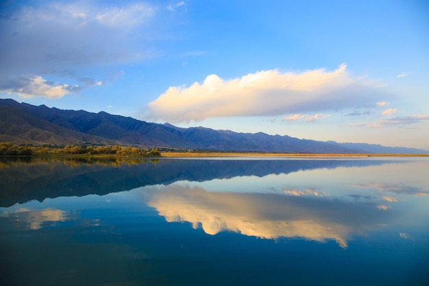 Lago in montagna Bella natura riflesso di nuvole e montagne in acqua blu Kirghizistan Lago IssykKul