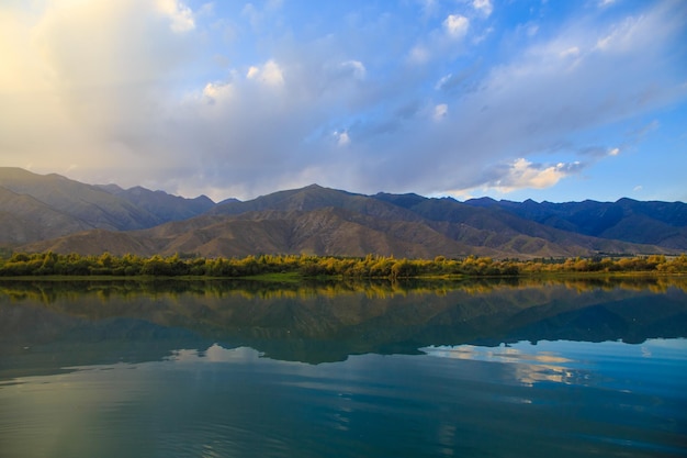 Lago in montagna Bella natura riflesso di nuvole e montagne in acqua blu Kirghizistan Lago IssykKul