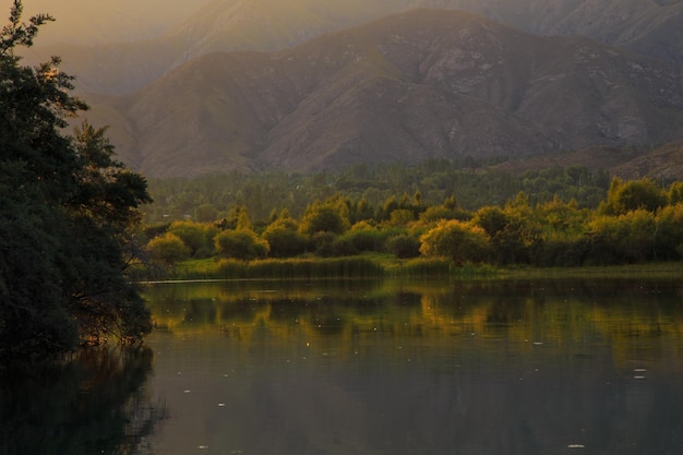 Lago in montagna Bella natura riflesso di nuvole e montagne in acqua blu Kirghizistan Lago IssykKul