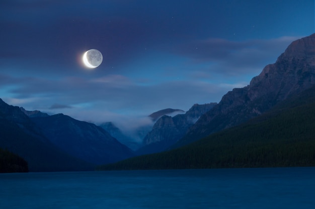 Lago in montagna di notte al chiaro di luna