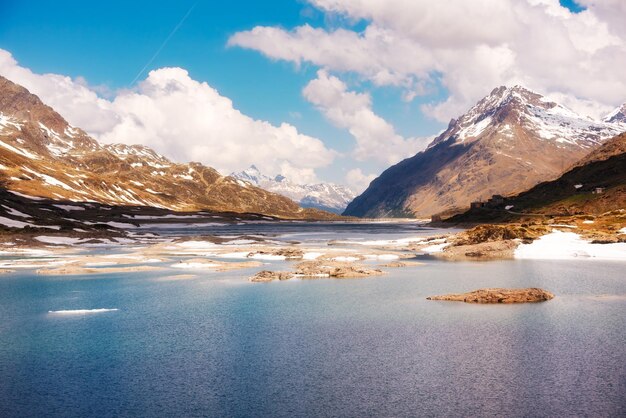 Lago in Svizzera in primavera con qualche paesaggio delle Alpi ghiacciate