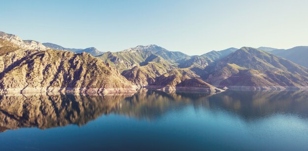 Lago in Turchia. Bellissimi paesaggi di montagna.