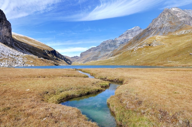 Lago in un bellissimo paesaggio di montagna