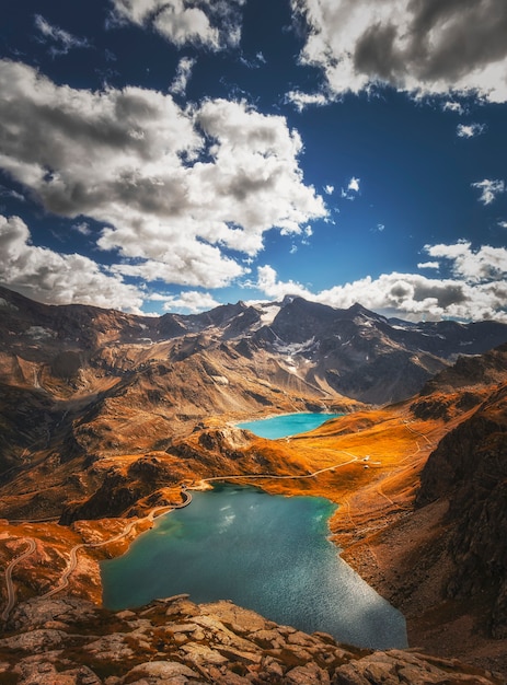 Lago in un paesaggio alpino