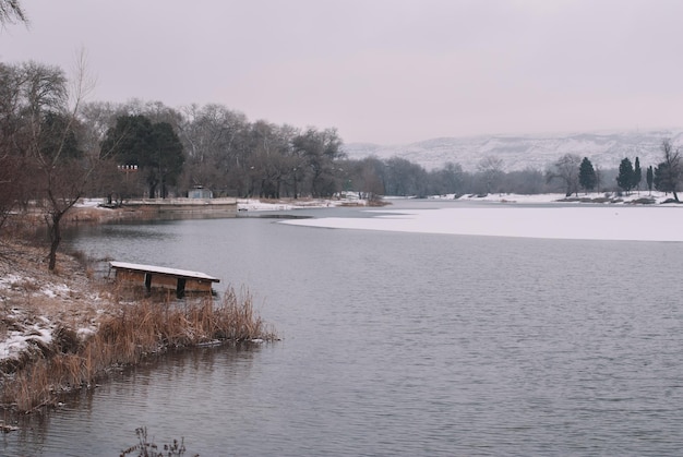 Lago innevato in inverno