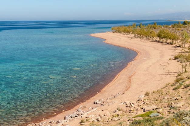 Lago Issyk-kul, Kirghizistan, spiaggia sabbiosa vuota sulla sponda meridionale del lago