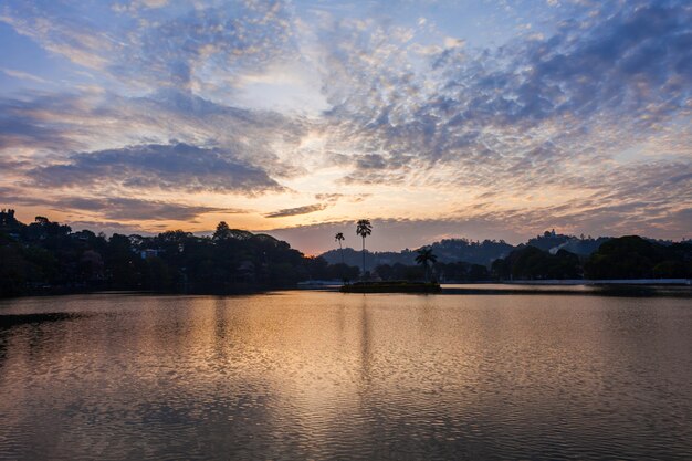 Lago Kandy al tramonto