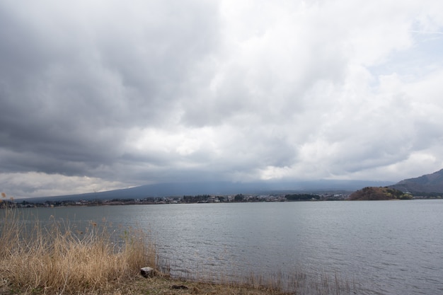 Lago Kawaguchiko con nuvoloso