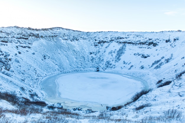 Lago Kerid congelato in inverno nel cratere di un vulcano spento