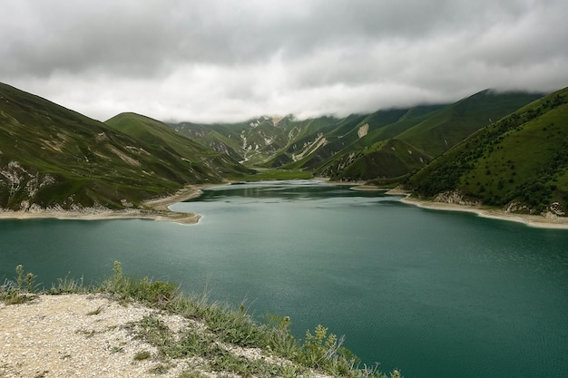 Lago Kezenoyam nelle montagne del Caucaso in Cecenia Russia giugno 2021