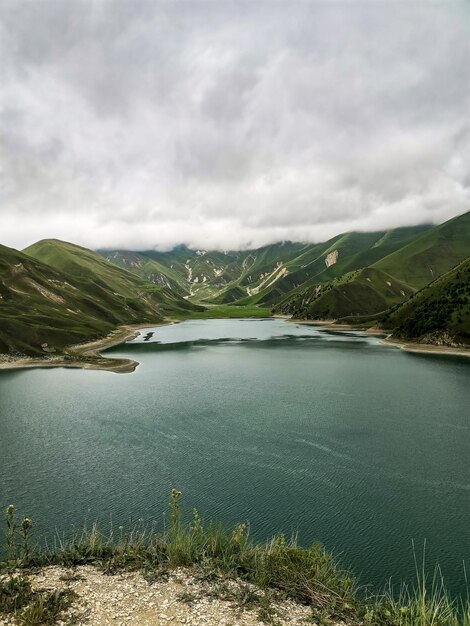 Lago Kezenoyam nelle montagne del Caucaso in Cecenia Russia giugno 2021