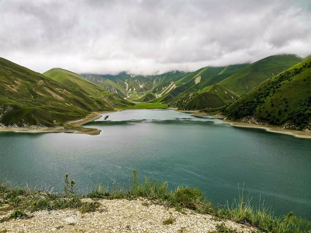 Lago Kezenoyam nelle montagne del Caucaso in Cecenia Russia giugno 2021