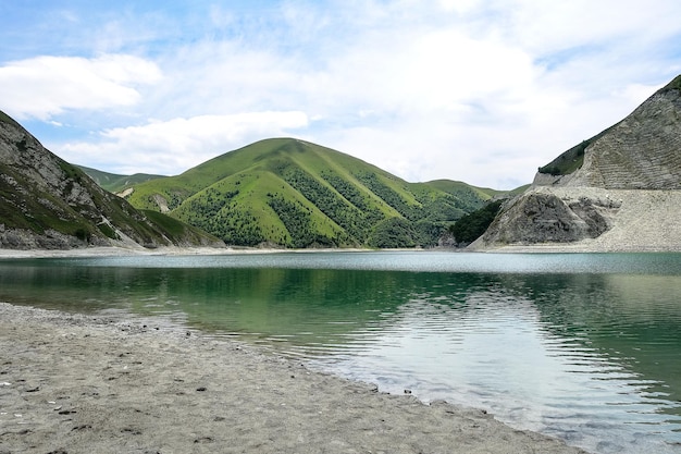 Lago Kezenoyam nelle montagne del Caucaso in Cecenia Russia giugno 2021