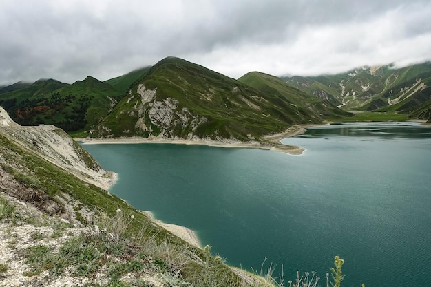 Lago Kezenoyam nelle montagne del Caucaso in Cecenia Russia giugno 2021