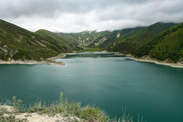 Lago Kezenoyam nelle montagne del Caucaso in Cecenia Russia giugno 2021