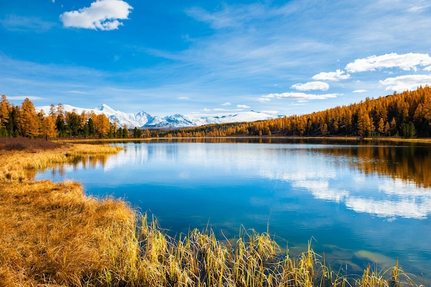 Lago Kidelu nelle montagne di Altai, Siberia, Russia. Bellissimo paesaggio autunnale.