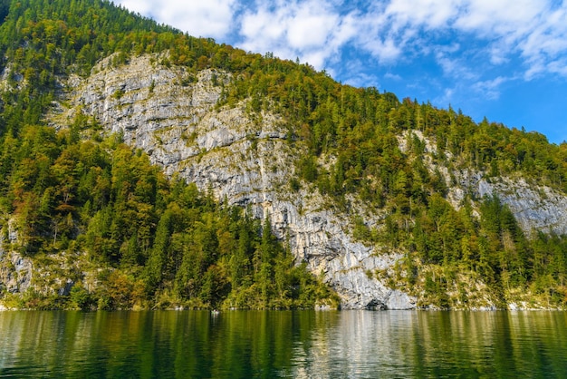 Lago Koenigssee con montagne Alp Konigsee Parco Nazionale di Berchtesgaden Baviera Germania