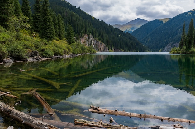 Lago Kolsay - lago della montagna nel Kazakistan